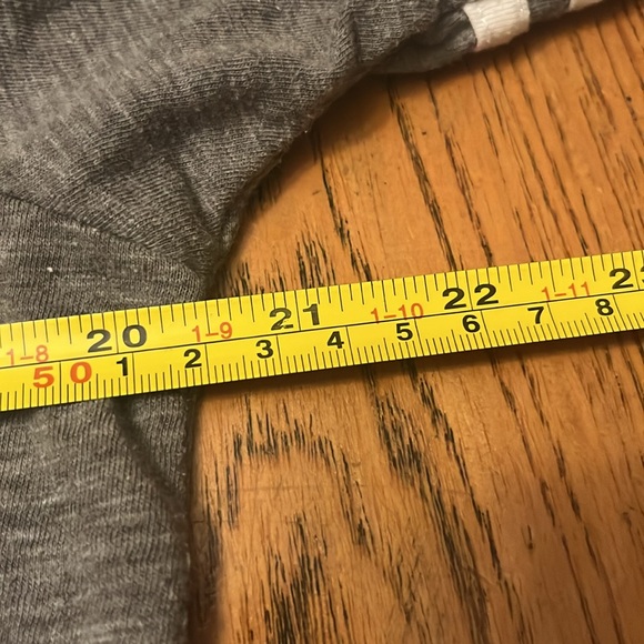 Like new genuine merchandise by fifth and Ocean, Chicago Cubs MLB T-shirt - Picture 6 of 10